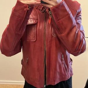 Röd läderjacka  - Helt oanvänd och supersnygg röd läderjacka från Alvaro. Säljer den då den är inte till användning. ♥️❤️ (Äkta läder)