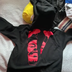 as fet vlone x the weeknd hoodie som släpptes mars 2020. - använt den ett fåtal ggr, men cond är på en 9/10.   MER BILDER KAN FÅS VID DM!!