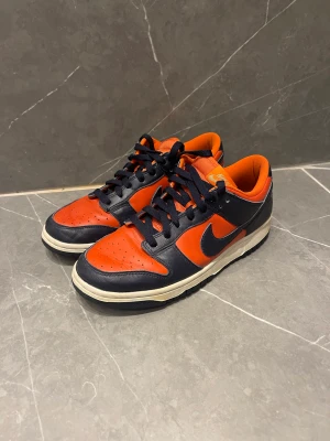 Dunk low university orange marine. - Us 8  Finns tecken på användning och en liten skada. Men annars i gott skick. Finns og låda. 500kr Köparen står för frakt eller möts sthlm