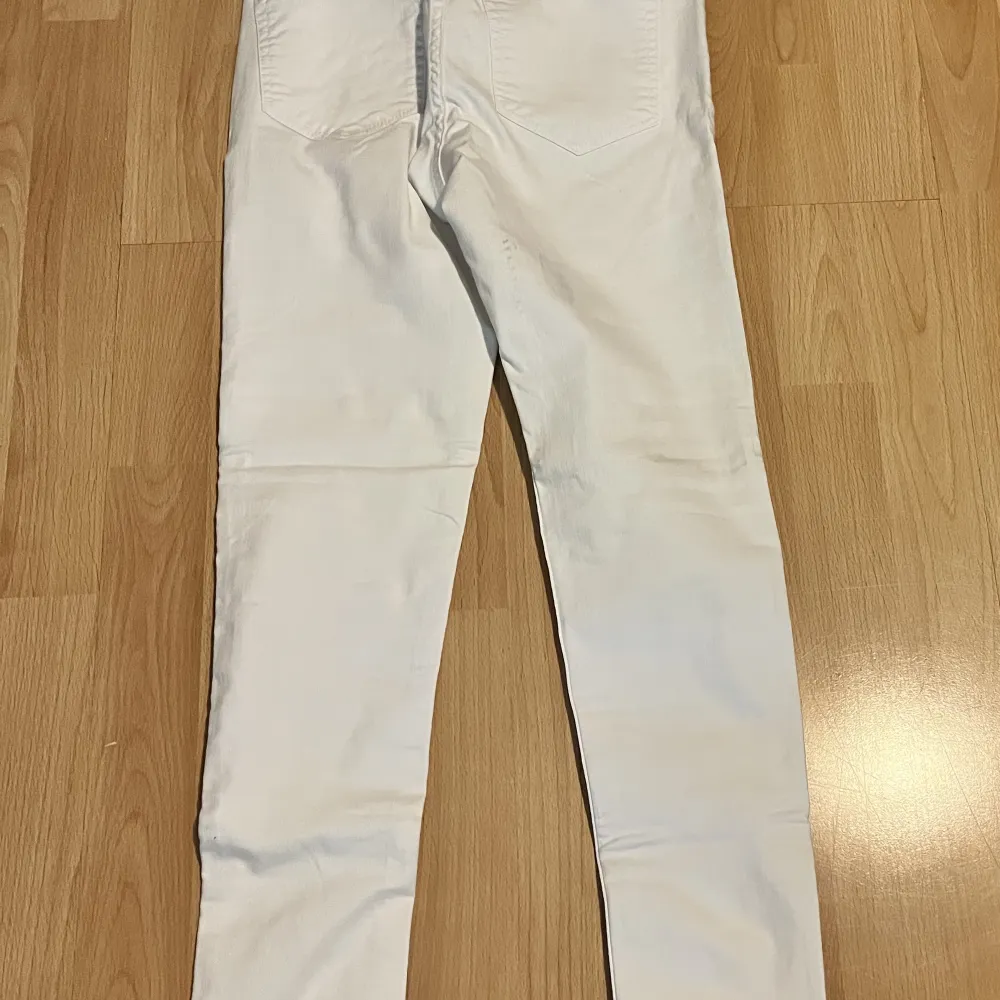 Jeans i vit färg. Stretchiga, högmidiade, skinny passform. . Jeans & Byxor.