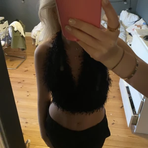 Topp - Säljer denna fina festtoppen som knyts i ryggen! Köpt på NAKD i vintras och endast använd en gång☺️ storlek 34 men skulle säga att den passar XS-M🩷