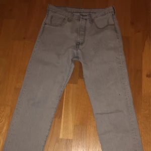 Levis 501 - Helt oanvända Levis 501 i färgen ljusgrå/ljusblå Stl 31/32 Som sagt inga fläckar eller defekter. Säljs för omkring 1300 nya men är slutsålda så vitt jag vet. På grund av att de är slutsålda och aldrig använda så säljer jag de för 699. Pris kan diskuteras