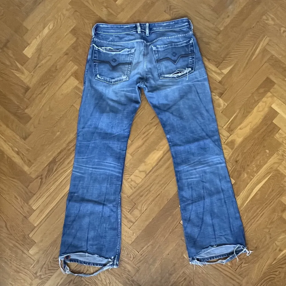 Säljer dom här jätte snygga dissel jeansen då dom är lite för stora💗. Jeans & Byxor.