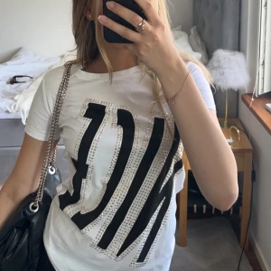 T-shirt med tryck - T-shirt från guess med trycket ”nice” och guldiga nitar. Ganska så tight i armen. Skulle säga mellan xxs och s. Använd fåtal gånger, inga defekter🤍