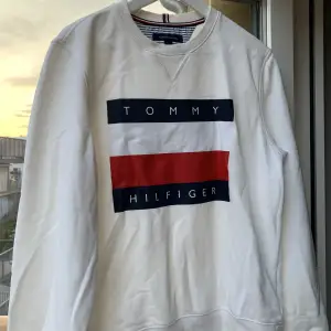 Vit tröja med snyggt Tommy Himfiger-tryck i fram. I riktigt bra skick och storlek M. Har du några frågor eller vill se fler bilder så kommentera gärna! :)