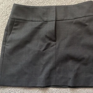 Kort kostymkjol - Jättesnygg kjol från &other stories💖Använd endast en gång och därför i jättebra skick:)