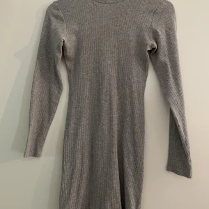 Grå klänning - Grå tajt klänning ifrån Bikbok💓 storlek xs