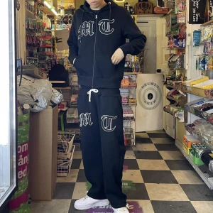 Tuttolente tracksuit - Säljer min svarta tuttolente tracksuit från första droppet. Numera helt slutsåld! Säljer endast hela tracksuiten, inte separat✅ 