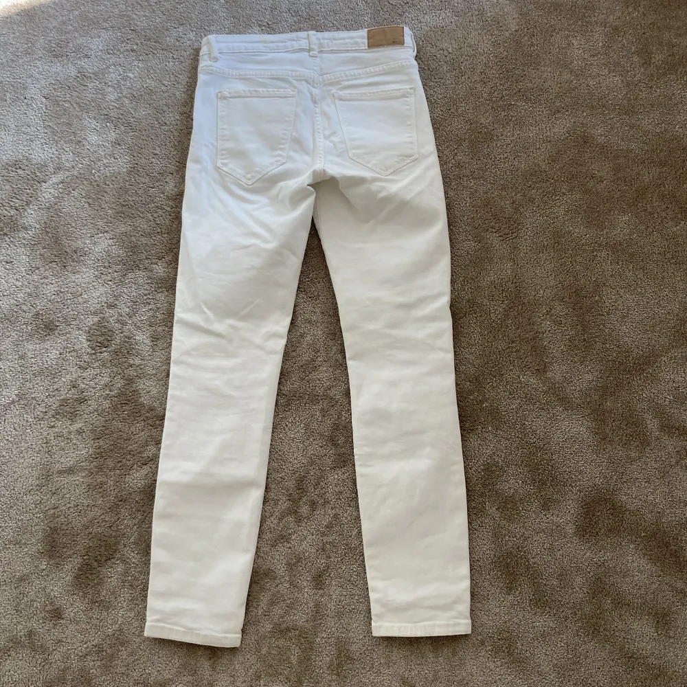 Vita lågmidjade jeans . Jeans & Byxor.