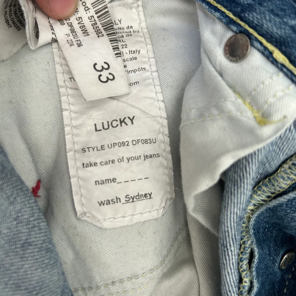 Säljer ett par dondup jeans i modellen lucky, storlek 33. Bra skick skulle jag säga. Inte använda så många gånger. Pris kan diskuteras och skriv om ni undrar något! . Jeans & Byxor.