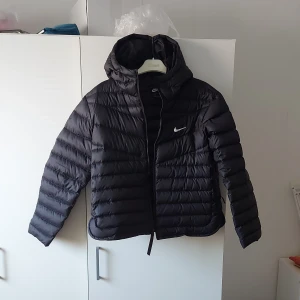 Skitttsnyggg Nike dunjacka nyligen köpt - Köptes nyligen men den är för liten för mig. Jättesnygg köppp nuuu