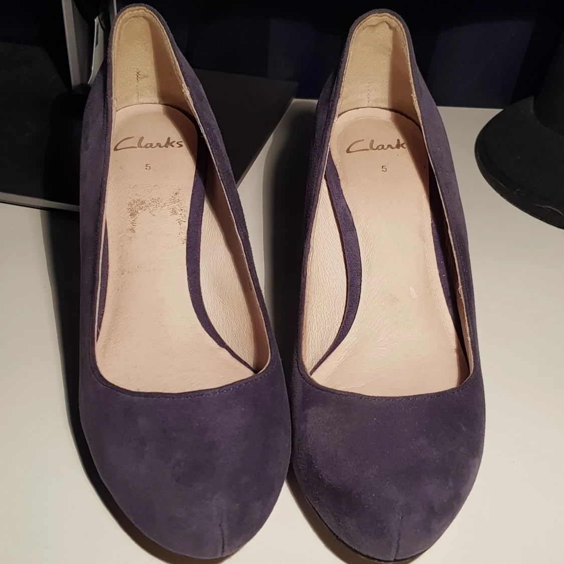 Pumps i blå mockaimitation