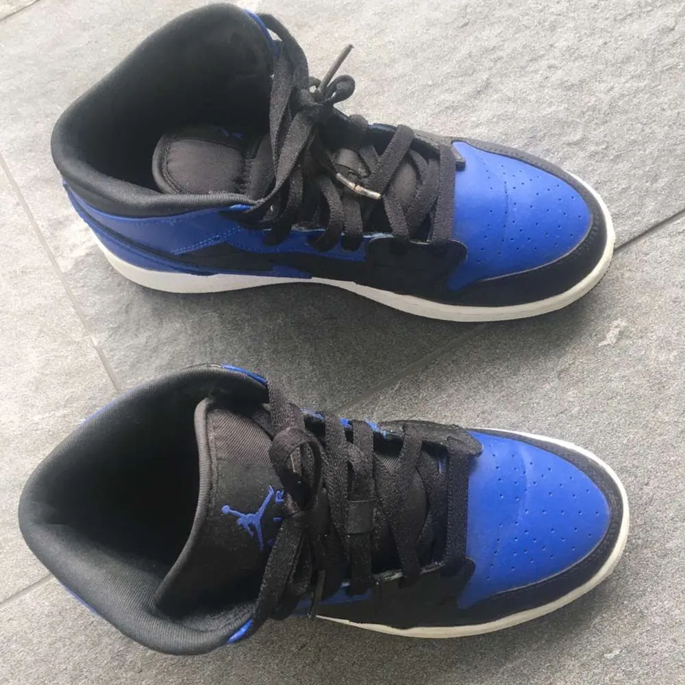 Säljer mina äkta Jordan 1 mid ”Hyper Royal” i strl 38. De är som nya, använda ett fåtal gånger. Säljer de pågrund av att de ej kommer till användning längre. . Skor.