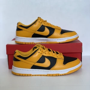 Nike dunk low, GoldenRod  - Strl: EU 42,5 US 9 Det Strl: EU 42,5 US 9 Det är inga repor eller väck på skorna bara lite smutsiga på undersidan av skon som är lätt att tvätta bort.  Cond:8,5/10 Kvitto✅ Box✅ Köparen står för frakt 🚚  Skriv i dm om du har några frågor eller funderingar.
