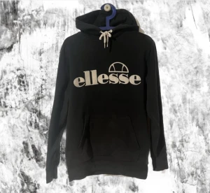 Ellesse Hoodie (Rare) - Säljer denna snygga ”Rare” Ellesse Hoodien. Svår att få tag på vilket gör den coolare 😎 Storlek M. Bra skick förutom ett litet hål i bakre vänster arm, enkelt att lösa med tråd o nål. Köparen står för frakten:)