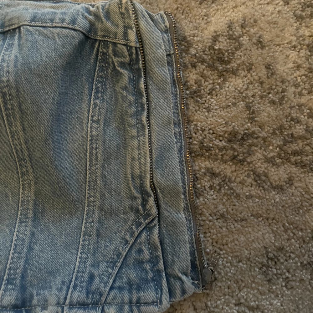 Säljer denna oanvända populära jeans korsett från zara. Aldrig använd och prislappen är kvar, storlek M💙. Toppar.