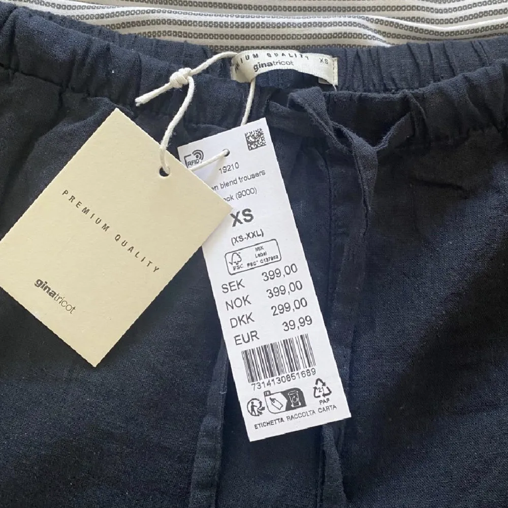 Säljer dessa supersnygga linnebyxor ifrån Gina tricot då dom inte kommer till  användning!!🫶🏻 Helt nya, aldrig används endast tvättade❣️. Jeans & Byxor.