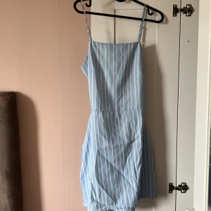Randig klänning - Storlek 36. Nyskick. 