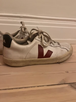 Veja skor - Snygga veja skor helt okej skick därav pris💓 säljer då jag får ingen användning💕