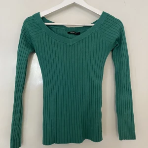 V-ringad Tröja GinaTricot - Långärmad grön tröja från GinaTricot i strlk S. Tight och turkosgrön med ränder. Stickad