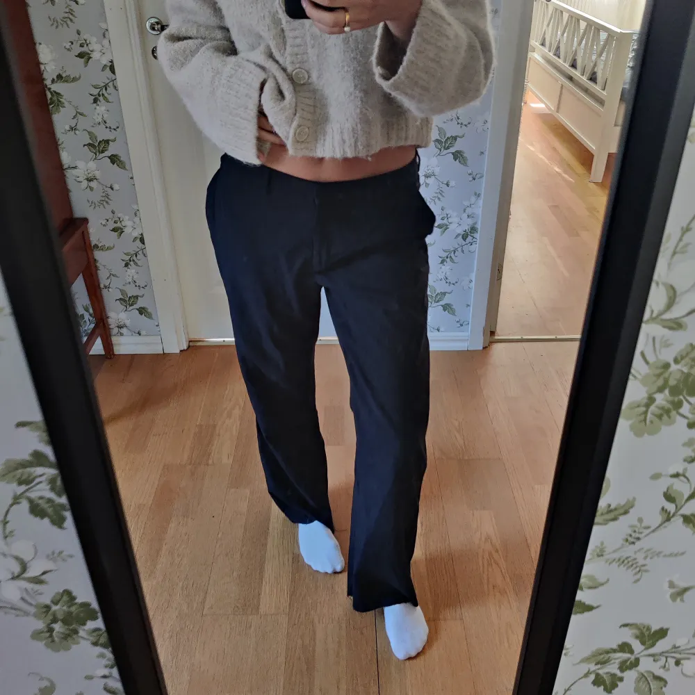 Marinblåa kostymbyxor! Köpt från second hand och är i storlek 40. Jag är 176cm och dom går hela vägen ner! Dom har inga synliga defekter 😊💐. Jeans & Byxor.
