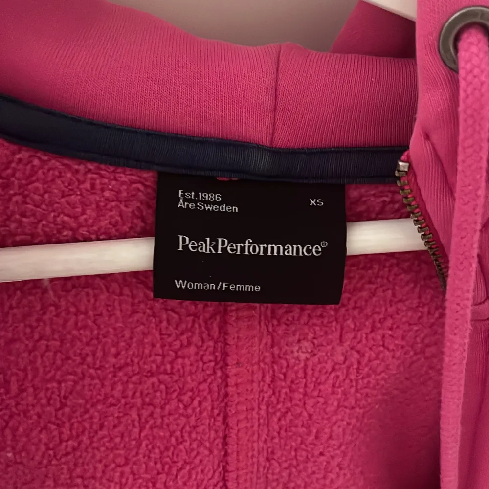Säljer denhär jättefina zip up hoodien från peak performance. Har aldrig använt den eftersom att den inte riktigt är min stil.  Nypris: 750kr. Tröjor & Koftor.