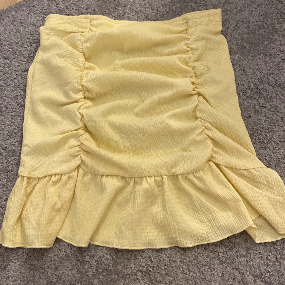 Jätte fin gul kjol köpt föra året och i ny skick. Kjolar.
