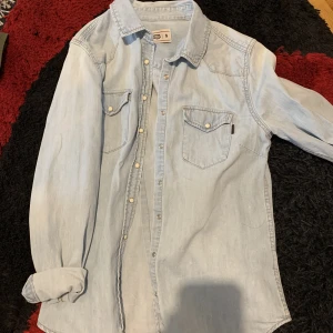 Skjorta - En blå fin skjorta säljes. Storlek S