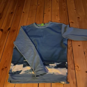 Hugo boss Tröja - Köptes för några år sedan. Säljes pågrund av att den är för liten för mig. Skick: 7/10, kragen är något sliten, men annars väldigt fint skick, tyget är inte nopprigt mm. Nypris runt 1500kr//Valdemar