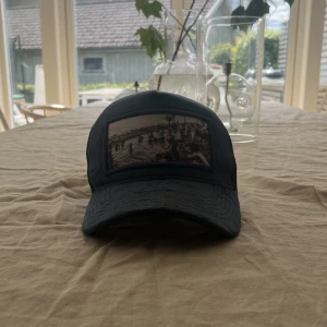 EmilioPendenza keps blå - Nu är de dags o sälja min Emilio Pendenza keps p.g.a den inte kommer till användning. OBS priset är satt så lågt för de går bara att ha den på en inställning i storleken.  Mvh Albin