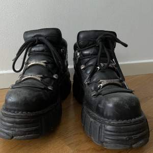 New rock skor i strlk 42.5🫶🏻 Relativt använda men i mkt bra skick - Putsa upp dom lite så e dom så gott som nya!🤘🏻nypris 3000kr