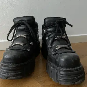 New rock skor i strlk 42.5🫶🏻 Relativt använda men i mkt bra skick - Putsa upp dom lite så e dom så gott som nya!🤘🏻nypris 3000kr