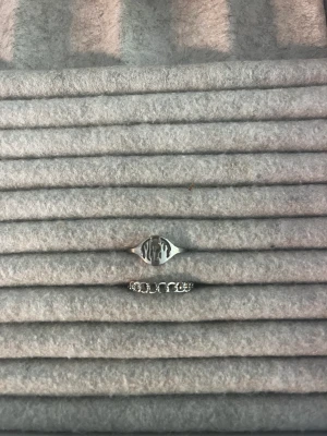 Ringar - Två superfina ringar med mönster som är helt oanvända och oskadda. För stora för mig och inte rikigt min stil, därför säljer jag dem💞originalpris 100kr