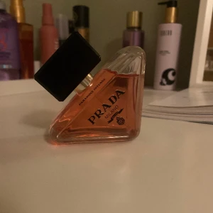 Prada paradoxe intense 50ml - Väldigt populär❣️ Bara sprutat typ 10ggr. Lukten håller jättelänge! 