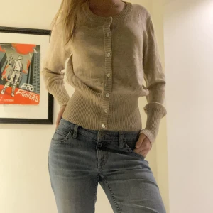 Kofta - Kofta som är figursydd och lite glittrig! Svårt att se färgen, vid intresse kan jag skicka bättre bild ❤️Vet inte vad märket eller storleken är!