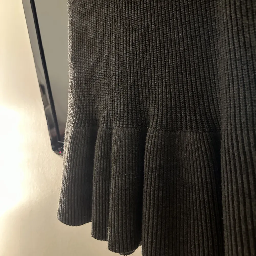 Stickad mörkgrå minikjol från Zara i nyskick. Frakt tillkommer🌟. Kjolar.