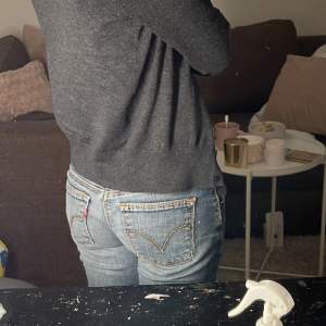 Levis jeans som verkligen sitter jättebra och har en extremt din färg, säljer för att då är lite korta på mig.