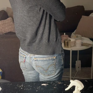 Levis jeans - Levis jeans som verkligen sitter jättebra och har en extremt din färg, säljer för att då är lite korta på mig.