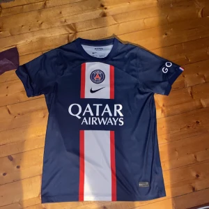 PSG tröja  - Nästintill oanvänd PSG tröja i storleken M. Invävda märken och inget slit. 