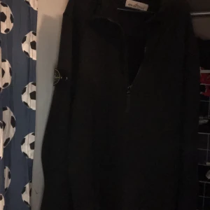 Stone Island half zip  - Köpt från NK för 3200 kr och har haft den ett tag. Den är i god skick. Size: M  Skriv för mer bilder 