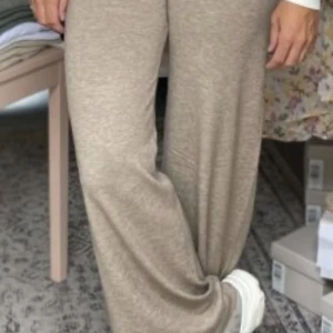 Hm byxor - Köptes nydligen för 199 kr på hm. Jätte mjuka och sköna. Storlek xs men passar S/M 🌬️