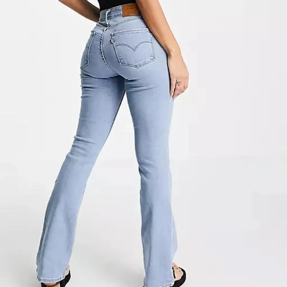 Snygga bootcut jeans med låg midja från levis i storlek 24x32, skulle säga att dom motsvarar en Xs/S. I nyskick.. Jeans & Byxor.