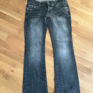 Jeans - säljer dessa lågmidjade jeans men som är alldeles för stora för mig, även bootcut. köparen betalar frakten!💓 dem är svart gråa. 💓