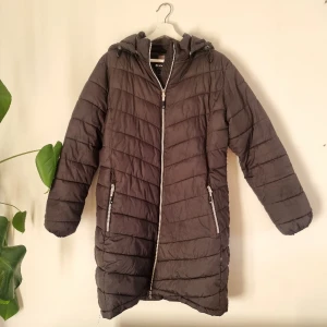 Höst/vinterjacka - En såndär längre och skön jacka som är perfekt till utflykter eller grillning ute i skogen till exempel. Lite sliten i sömmen vid armbågen, annars fint skick! Den går nästan ner till knäna på mig som är 165cm lång. Jackan är svart.