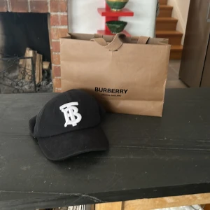 Burberry  - Säljer min keps för den va för liten för mig. Så den är oanvänd.