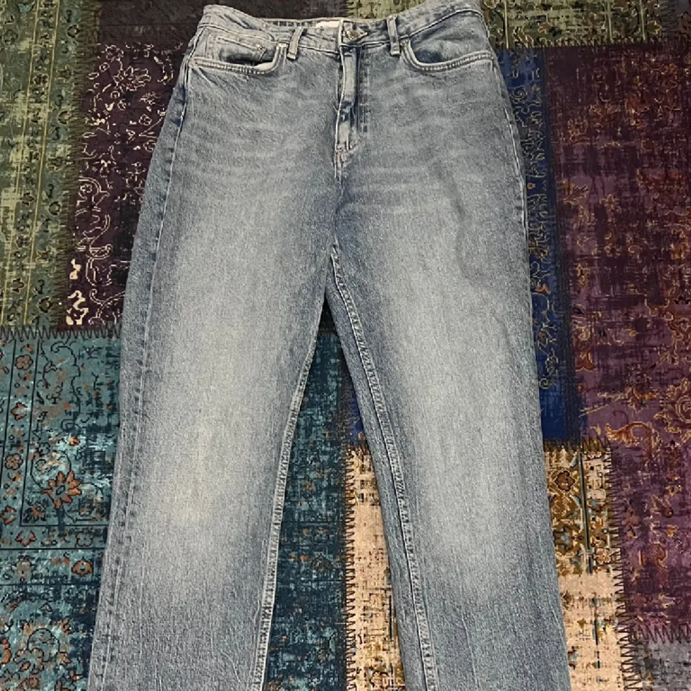Säljer dessa fina highwaist zara jeans med slit som inte används mycket💕. Jeans & Byxor.
