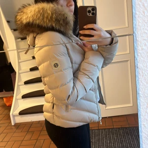 Hollies Jacka - Säljer min superfina Jacka från Hollies!!💓 Äkta såklart & äkta päls. Bra skick, inga defekter eller liknande:) Strl 40 men passar 38 bra😊 Skriv för fler bilder. Nypris ca 4999. Mitt pris: 1800