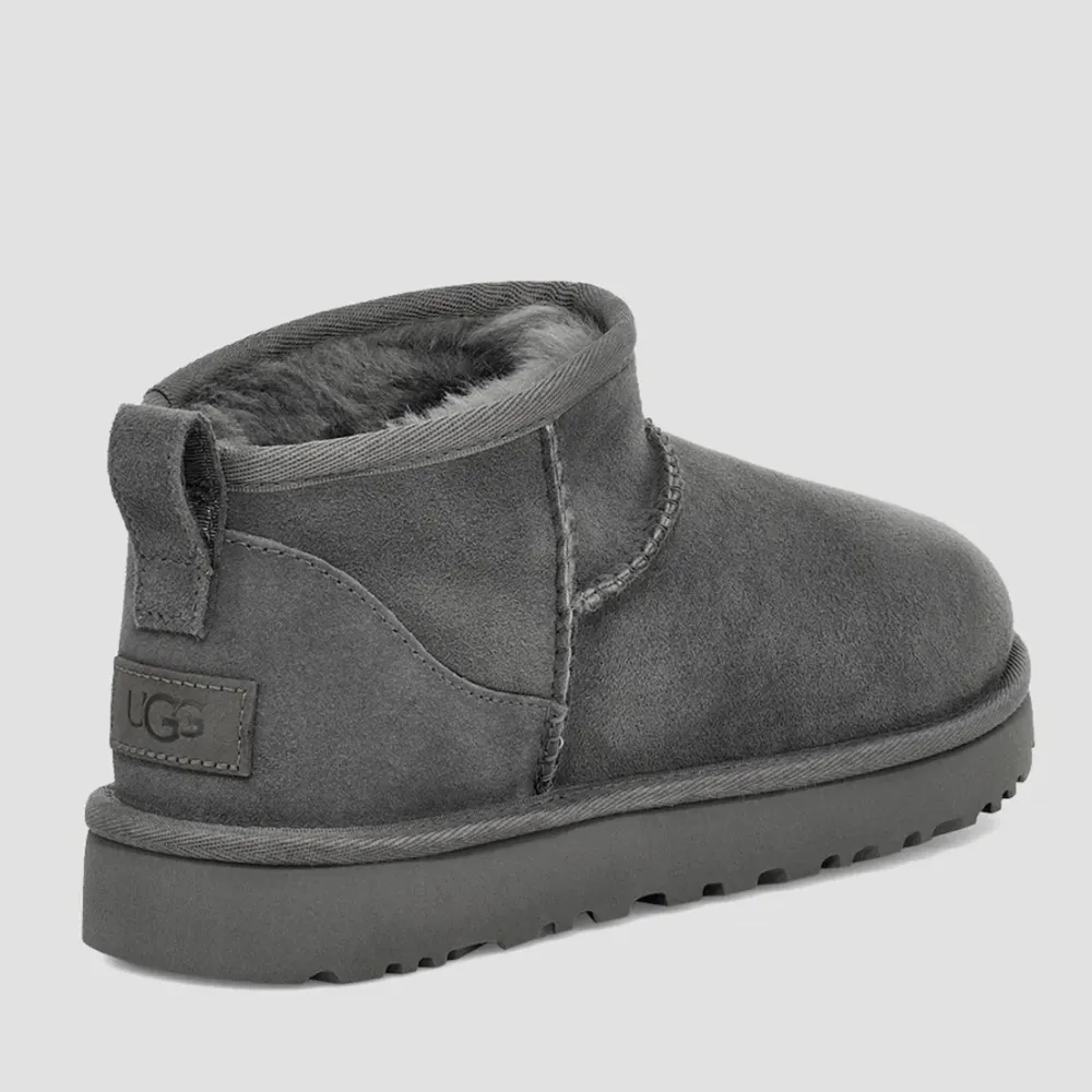 Säljer dessa mini uggs då dom är för störa för mig! Aldrig använda🩷. Skor.