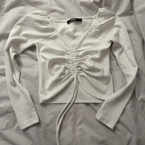 långärmad men snörning - jättefin långärmad med snörning där du själv kan avgöra hur mycket snörad/hur lång tröjan ska bara. väldigt bra skick 🩷