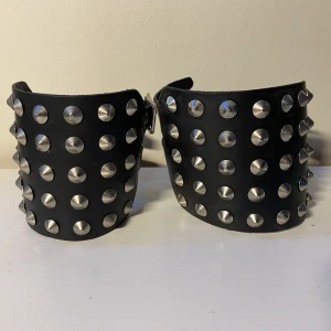 Nitarmband 5 rader - Två nitarmband med 5 rader nitar. Bra skick. Kan köpas 1 st för 50kr eller båda för 100kr.